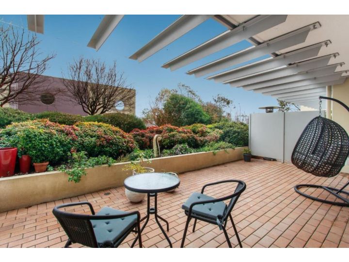 MadeComfy Spacious Canberra Living with Courtyard Apartment, Phillip - imaginea 4
