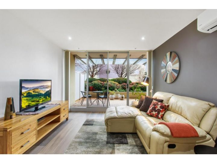 MadeComfy Spacious Canberra Living with Courtyard Apartment, Phillip - imaginea 2