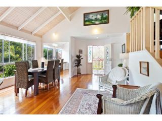 Sunny and Spacious Yaroomba Home with Pool Guest house, Yaroomba - 1