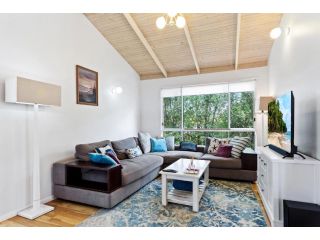 Sunny and Spacious Yaroomba Home with Pool Guest house, Yaroomba - 2