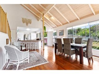 Sunny and Spacious Yaroomba Home with Pool Guest house, Yaroomba - 5