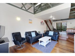 MAIN STAY - 100m to patrolled beach, pool, wifi, close to cafes Apartment, Point Lookout - 4