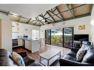 MAIN STAY - 100m to patrolled beach, pool, wifi, close to cafes Apartment, Point Lookout - 2