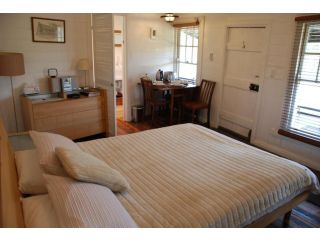 Mancuso Country Cottage Retreat Farm stay, Victoria - 4