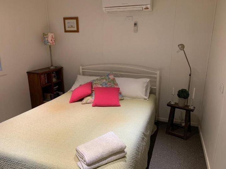 Mascot Cottage - Pet Friendly and Complimentary Breakfast Hamper Bed and breakfast, West Wyalong - imaginea 6