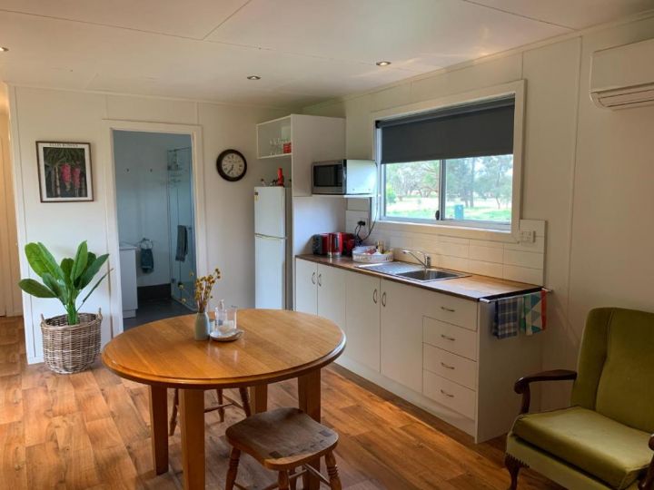 Mascot Cottage - Pet Friendly and Complimentary Breakfast Hamper Bed and breakfast, West Wyalong - imaginea 5