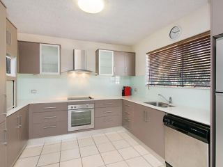 Maybury unit 3 - 70 Metre walk to Rainbow Bay beach Coolangatta Apartment, Gold Coast - 5