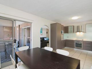 Maybury unit 3 - 70 Metre walk to Rainbow Bay beach Coolangatta Apartment, Gold Coast - 3