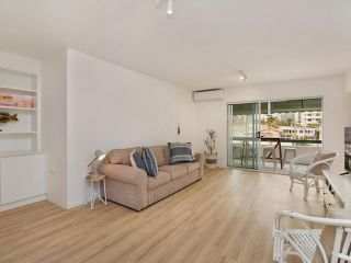 Maybury Unit 5 - Right in the heart of Rainbow Bay in Coolangatta Apartment, Gold Coast - 1
