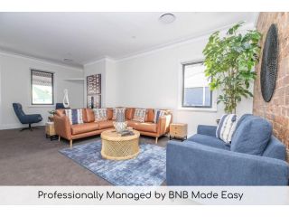 McNamara Lane Large CBD home Freshly renovated 7 Smart TV's Sleeps 11 Guest house, Orange - 2