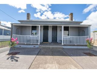 McNamara Lane Large CBD home Freshly renovated 7 Smart TV's Sleeps 11 Guest house, Orange - 3