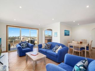 Scenic Beachside Apartment, near Bar & Restaurant Guest house, Terrigal - 1