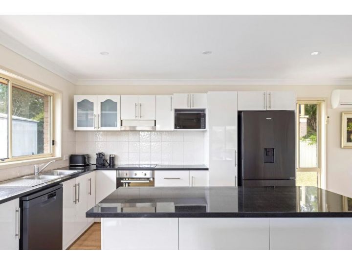 Meters to the Anchorage Port Stephens Guest house, Corlette - imaginea 4