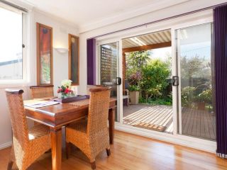 METRES TO THE BEACH - MORNINGTON Guest house, Mornington - 1