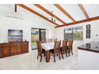 Michael Street 39, Golden Beach Guest house, Caloundra - 1