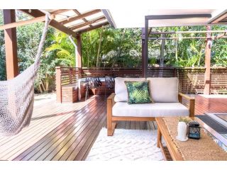 Mid-Century Modern Retro Beach House Minutes to Moffat Beach Guest house, Caloundra - 1