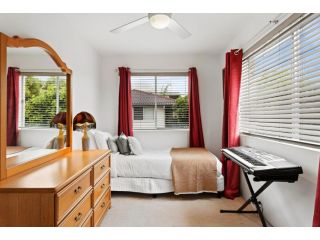 Mid-Century Morningside 2-Bed Apartment Apartment, Brisbane - 3