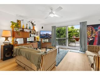 Mid-Century Morningside 2-Bed Apartment Apartment, Brisbane - 2