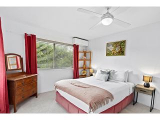 Mid-Century Morningside 2-Bed Apartment Apartment, Brisbane - 4