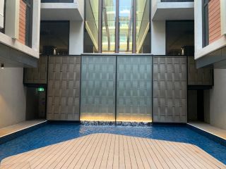 Midnight Luxe 1 BR Executive Apartment in the heart of Braddon Pool Sauna Secure Parking Wine WiFi Netflix Apartment, Canberra - 1