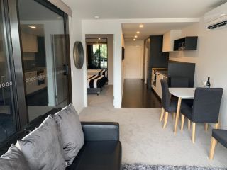 Midnight Luxe 1 BR Executive Apartment in the heart of Braddon Pool Sauna Secure Parking Wine WiFi Netflix Apartment, Canberra - 2