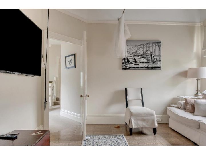 Mesmerising 3 BR Home - Cinema Room & Spa Bath Guest house, Sydney - imaginea 3