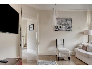 Mesmerising 3 BR Home - Cinema Room & Spa Bath Guest house, Sydney - 3