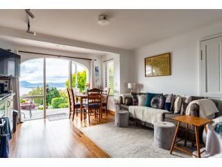 Million Dollar Views Apartment, Hobart - 3