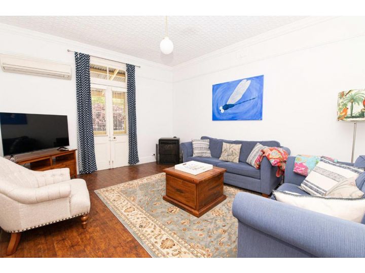 Milltopia, Heritage Listed, Beautiful Terrace with Balcony Guest house, Millthorpe - imaginea 4