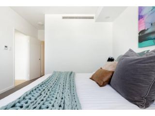 Minimalist Penthouse Condo with Skyline Vistas Apartment, Perth - 4