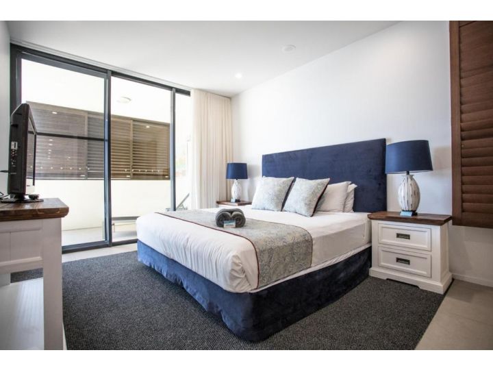 3 Bedroom Ultimate Luxury Waterfront Apartment, Cannonvale - imaginea 1