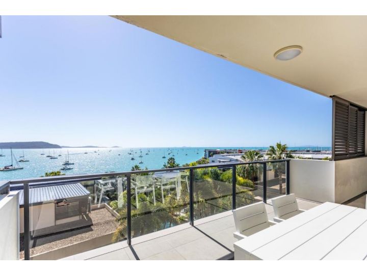 3 Bedroom Ultimate Luxury Waterfront Apartment, Cannonvale - imaginea 10