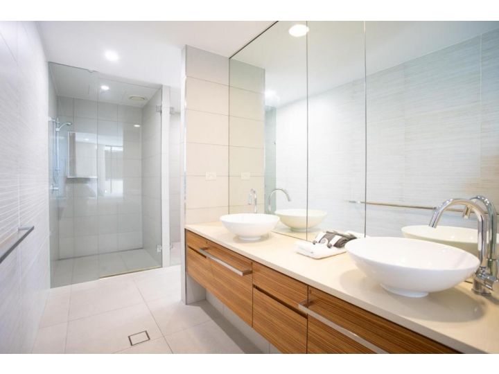3 Bedroom Ultimate Luxury Waterfront Apartment, Cannonvale - imaginea 8