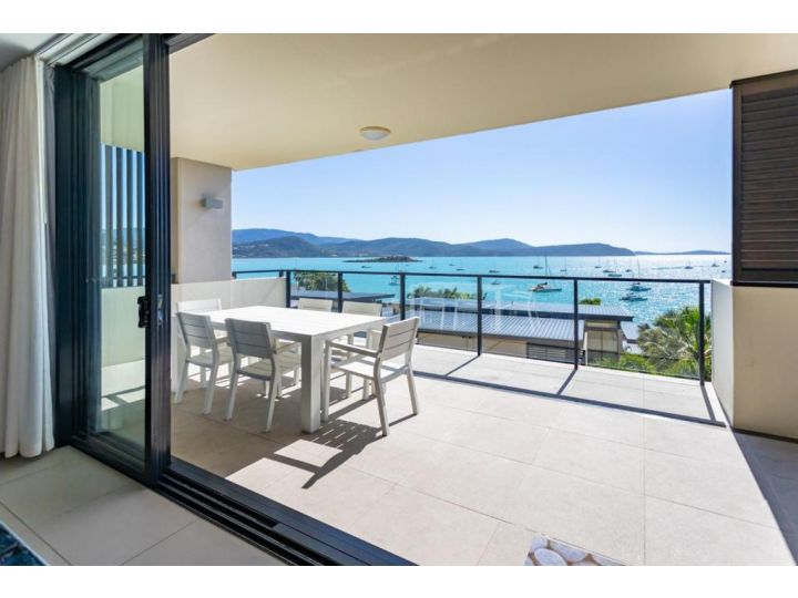 3 Bedroom Ultimate Luxury Waterfront Apartment, Cannonvale - imaginea 2