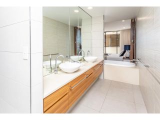 3 Bedroom Ultimate Luxury Waterfront Apartment, Cannonvale - 5