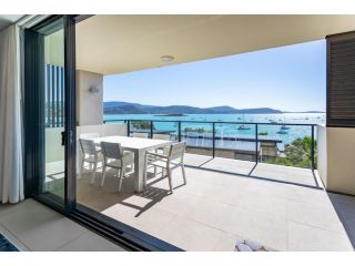 3 Bedroom Ultimate Luxury Waterfront Apartment, Cannonvale - 2