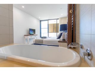 3 Bedroom Ultimate Luxury Waterfront Apartment, Cannonvale - 4