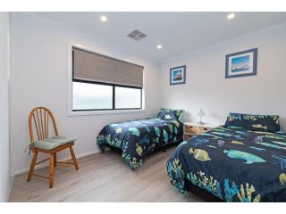 MOA001 Adorable and Cosy 2BR guest suite next to the beach WiFi Apartment, Moana - 4