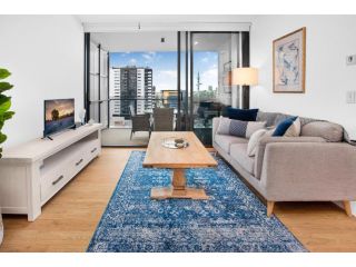 Modern Apartment with Balcony and Leisure Areas Apartment, Brisbane - 2