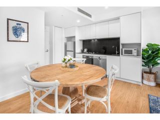 Modern Apartment with Balcony and Leisure Areas Apartment, Brisbane - 5