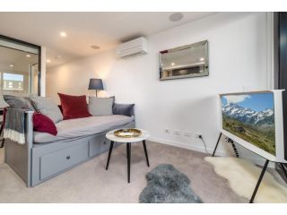 Modern 1-Bed Apartment With Pool And Sauna Apartment, Canberra - 1