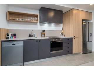 Modern 1-Bed Apartment With Pool And Sauna Apartment, Canberra - 3
