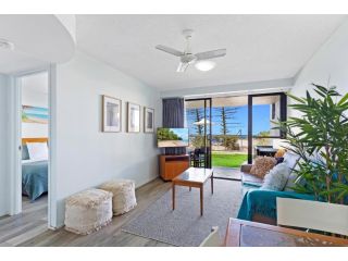 Modern 1-Bed Beachfront Getaway in Prime Location Apartment, Coolum Beach - 1