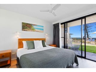 Modern 1-Bed Beachfront Getaway in Prime Location Apartment, Coolum Beach - 2