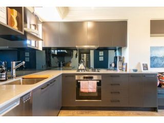 Modern 1 Bedroom Apartment In The Italian Forum Apartment, Sydney - 5