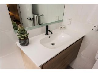 Modern 1 Bedroom Apartment near the River and the City Apartment, Perth - 3