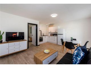 Modern 1 Bedroom Apartment near the River and the City Apartment, Perth - 2