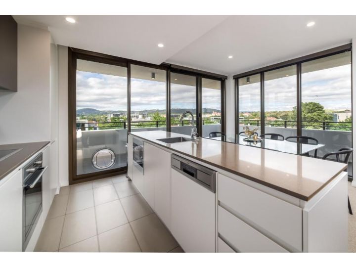 Modern 2-Bed with Great Views, Central Location Apartment, Kingston - imaginea 8