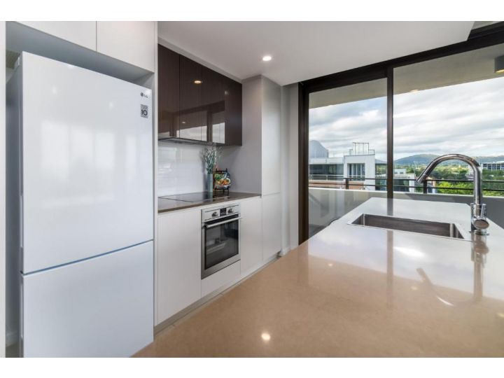 Modern 2-Bed with Great Views, Central Location Apartment, Kingston - imaginea 3