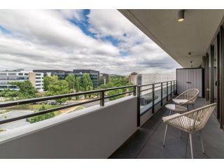 Modern 2-Bed with Great Views, Central Location Apartment, Kingston - 2